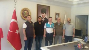 BAYRAĞI İNDİREN ŞAHSI YAKALAYAN POLİSLERE ÖDÜL