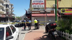 ANNESİNİ BIÇAKLAYIP 2 KİŞİYİ ÖLDÜRDÜ