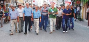 AK PARTİ ÖNÜNDE PROTESTO!