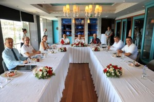 Batur: “Belediye kesintileri ertelensin”