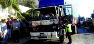 ALİAĞA’DA ZİNCİRLEME KAMYON KAZASI, 1 YARALI