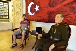 ATA ANI EVİ’NE GERÇEK GİBİ ATATÜRK HEYKELİ