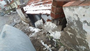 İZSU'NUN DİKKATSİZLİĞİ TEHLİKEYE DAVETİYE ÇIKARDI