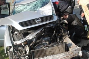 BABASINDAN İZİNSİZ ALDIĞI OTOMOBİLLE KAZA YAPTI!