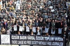 Gazeteciler özgürlük için yürüdü