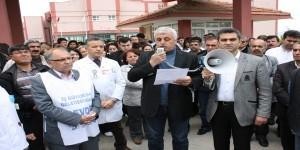 Eylemdeki doktorlara işçilerden destek