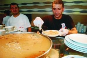 ALİAĞA'DA MEMATİ'NİN ANISINA HELVA