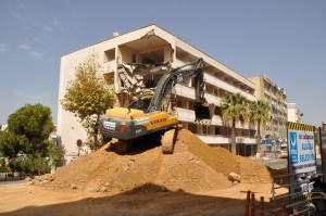 BELEDİYE BİNASI YIKILIYOR