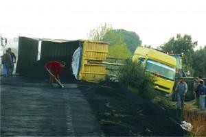 KÖMÜR YÜKLÜ  KAMYON YOLA DEVRİLDİ