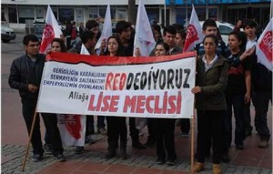 KIZLI ERKEKLİ PROTESTO ETTİLER