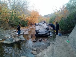 OTOMOBİL DEREYE UÇTU: 1 YARALI