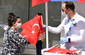 BELEDİYE 10 BİN TÜRK BAYRAĞI DAĞITTI