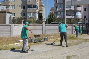 PARK VE OKUL BAHÇELERİNİN BAKIMI YAPILIYOR