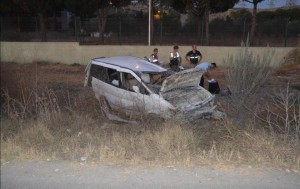 TAKLA ATAN OTOMOBİL ALEV ALDI