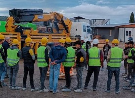 Maaşını alamayan işçiler iş bıraktı