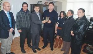 Uğur Eren'e teşekkür plaketi