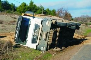 KUM YÜKLÜ KAMYON DEVRİLDİ