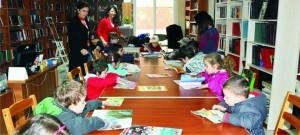 Minikler, araştırma ödevi için kütüphanede