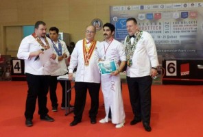 ALİAĞALI AŞÇIYA ÇİFTE ÖDÜL