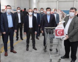 AK PARTİ, İZMİR'DE 107 BİN GIDA KOLİSİ DAĞITTI