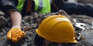 Varil patladı, bir işçi ağır yaralandı