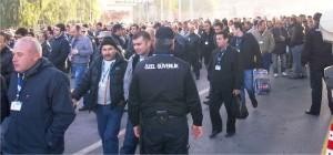 Petkim işçileri 1 saat geç iş başı yaptı