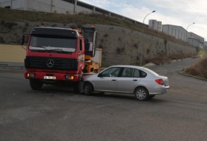 VİNÇ İLE OTOMOBİL ÇARPIŞTI: 6 YARALI