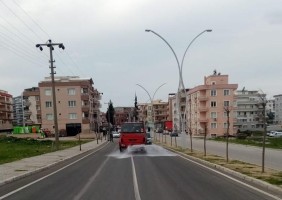 SOKAKLAR DEZENFEKTANLI SUYLA YIKANIYOR