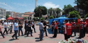 İŞÇİLERE DESTEK SÜRÜYOR