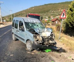 MOTOSİKLET İLE KAMYONET ÇARPIŞTI: 1 ÖLÜ, 1 YARALI