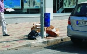 ALİAĞA’DA ÇÖPLER YERLERE ATILIYOR