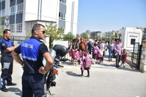 ZABITA OKUL ÖNLERİNDE GÖREV BAŞINDA