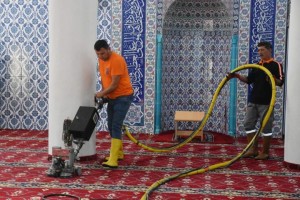 CAMİ HALILARI YERİNDE YIKANIYOR