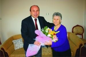 ERDİNÇ ŞEN’DEN  ÖĞRETMENİNE VEFA ZİYARETİ