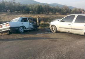 İKİ ARAÇ KAFA KAFAYA ÇARPIŞTI: 3 YARALI