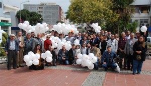 CHP’Lİ GENÇLER ÇOCUKLARI BALONLA SEVİNDİRDİ