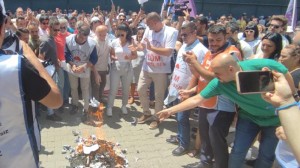 Memurlar bordro yaktı!