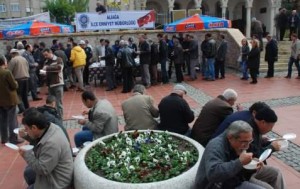 ALİAĞA POLİSİ VATANDAŞA AŞURE DAĞITTI