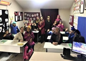 AK KADINLAR ÇOCUKLAR İÇİN BERE ÖRDÜ