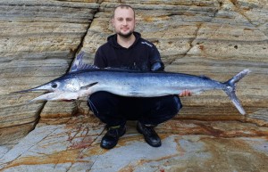 OLTAYLA 21 KİLOLUK DEV KILIÇ BALIĞI YAKALADI