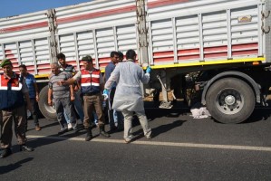 TIR, YAYAYA ÇARPTI: 1 ÖLÜ