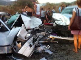 İKİ ARAÇ KAFA KAFAYA ÇARPIŞTI