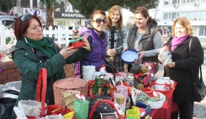 KÂĞITTAN SEPETLER DEMOKRASİ MEYDANI’NDA