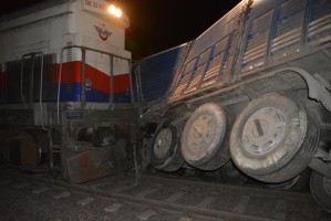 TREN HEMZEMİN GEÇİTTE TIRA ÇARPTI