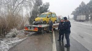 YORGUN SÜRÜCÜ AĞACA ÇARPTI