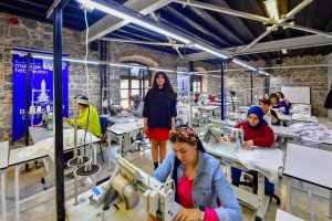 Depremzedeler için iç çamaşırı üretiliyor