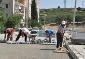 SICAKLARA RAĞMENMAHALLE VE SOKAKLAR GÜZELLEŞİYOR