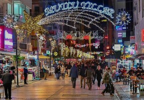 İZMİR YENİ YILA IŞIL IŞIL GİRİYOR