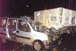 İş dönüşü kamyon altında kaldılar