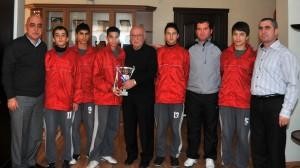 Şampiyonlar kupayı Başkan Oğuz'a hediye etti